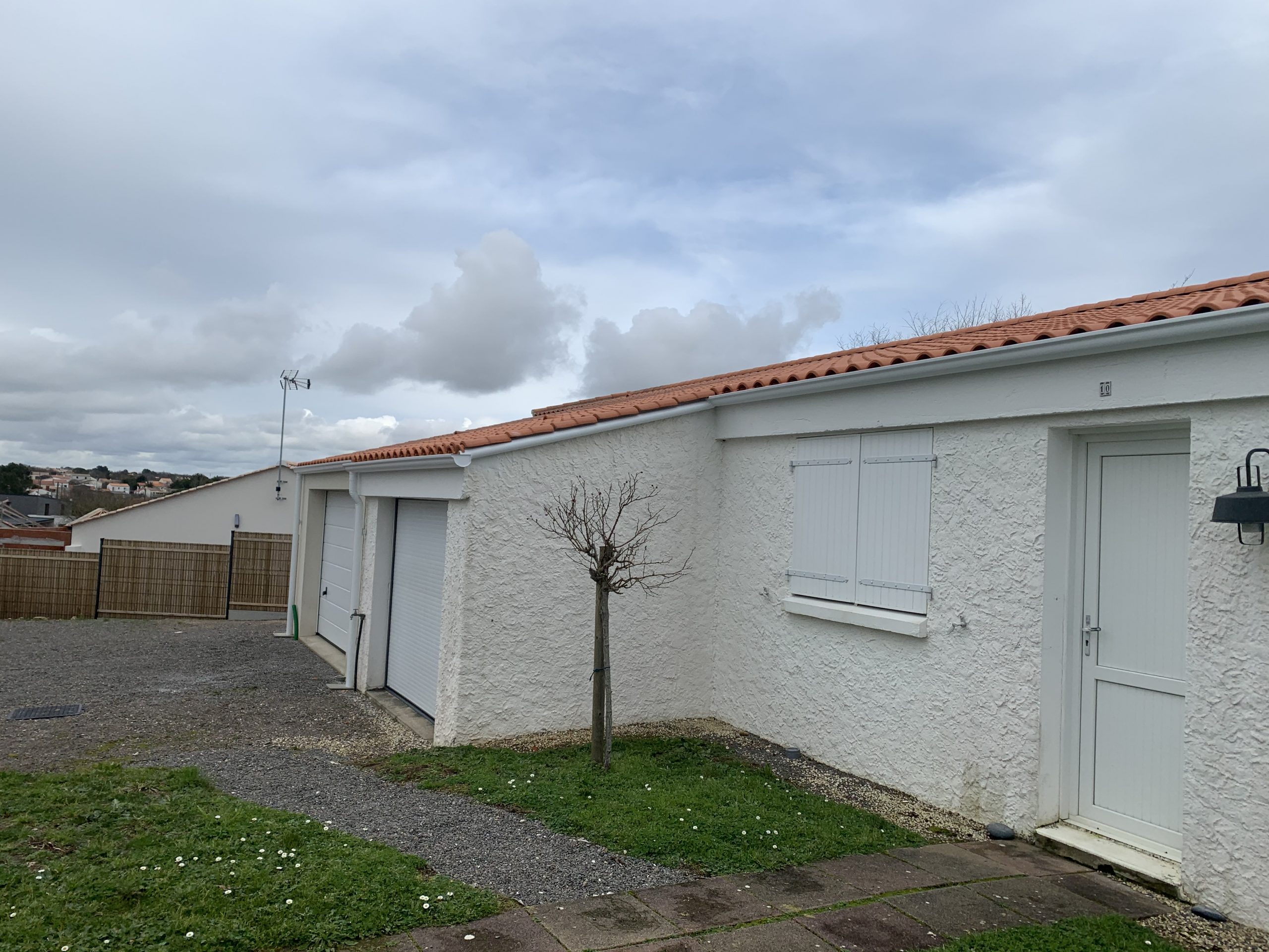 Pose de gouttière Cornicche à Longeville sur Mer par Dalles Vendée Aluminium