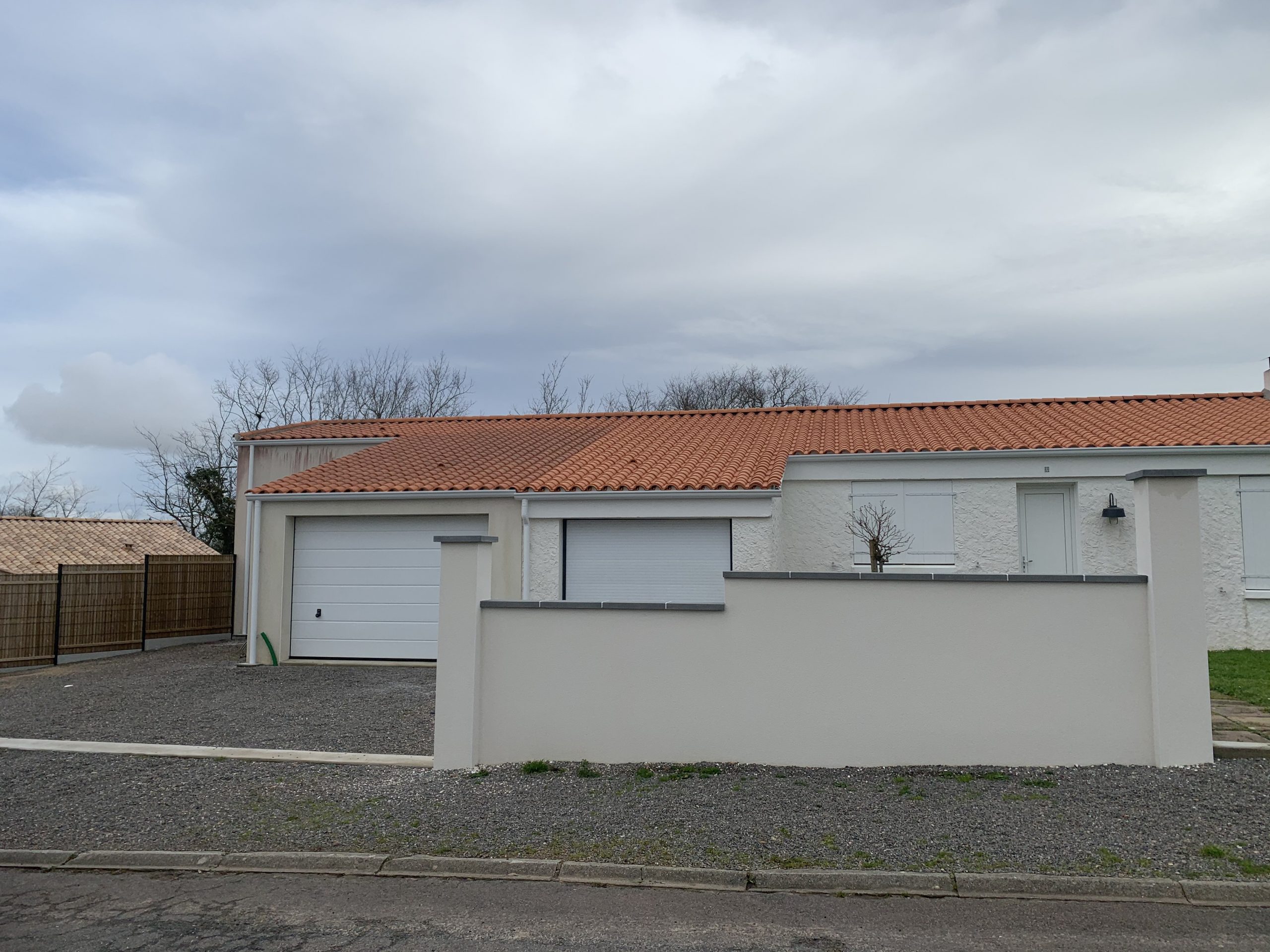 Pose de gouttière Cornicche à Longeville sur Mer par Dalles Vendée Aluminium
