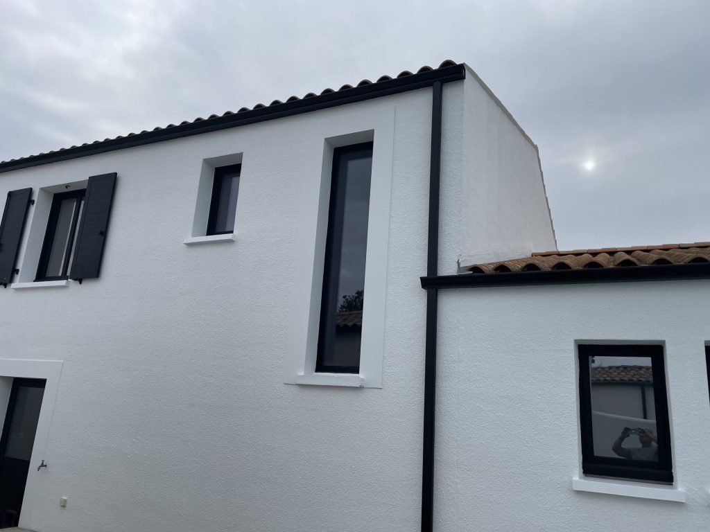 Pose de gouttière à Longeville sur mer par Dalles Vendée Aluminium