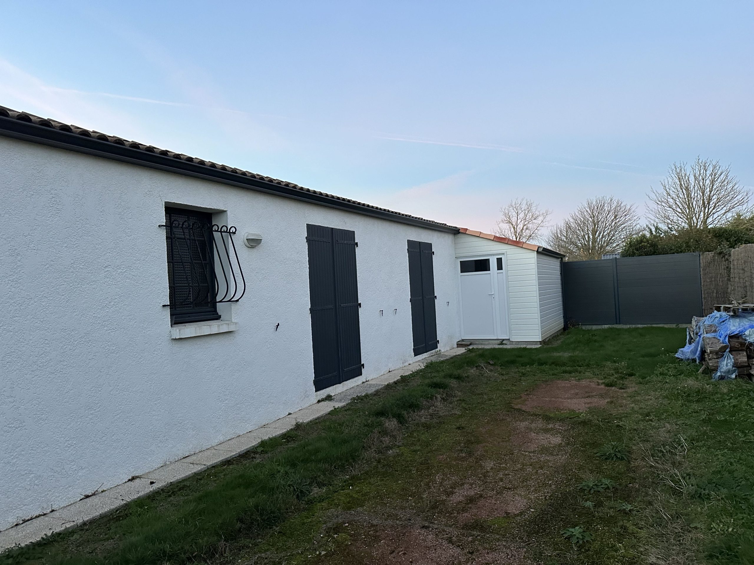 Pose de gouttière à Longeville sur mer par Dalles Vendée Aluminium