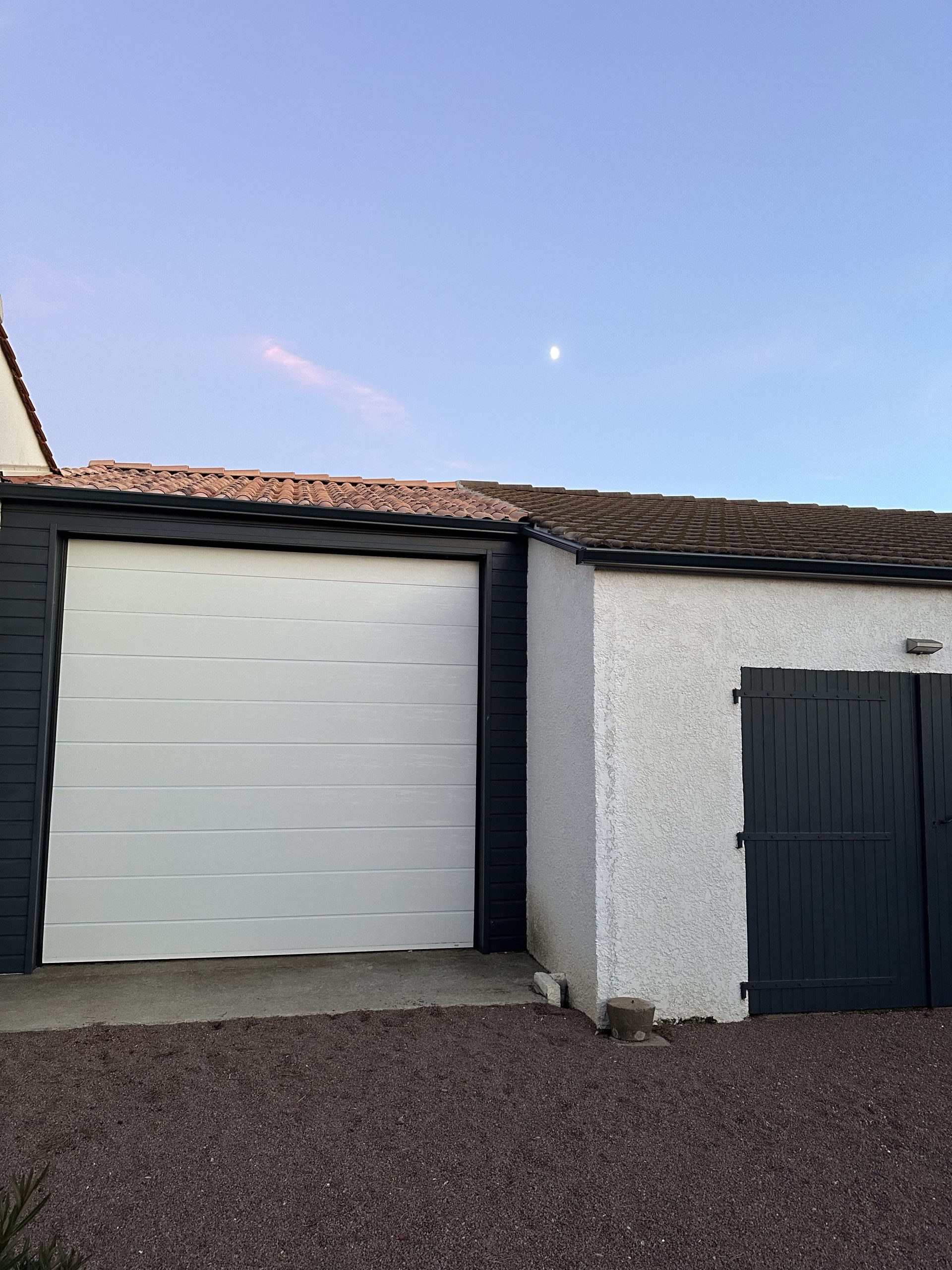 Pose de gouttière à Longeville sur mer par Dalles Vendée Aluminium